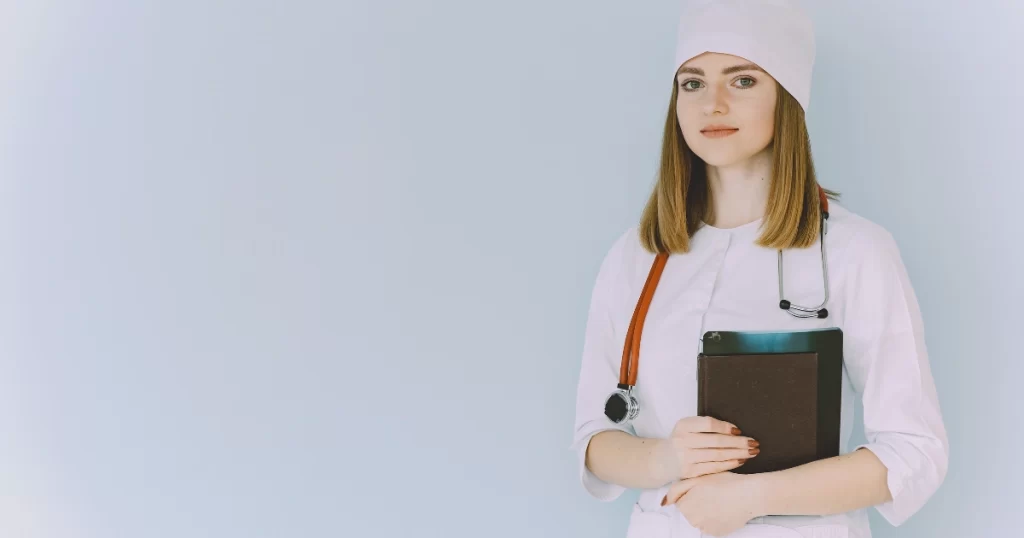 Steps on How to Become an ICU Travel Nurse